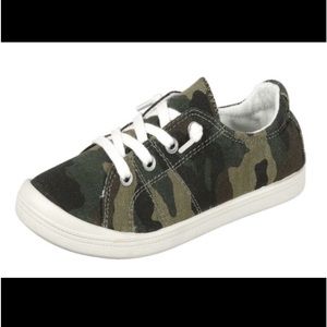 Dunes Sport slip on sneaks